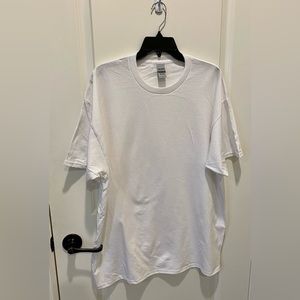 5 (five) Gildan  Heavy Weight t shirts size xl white.